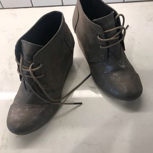 Toms wedges metallic